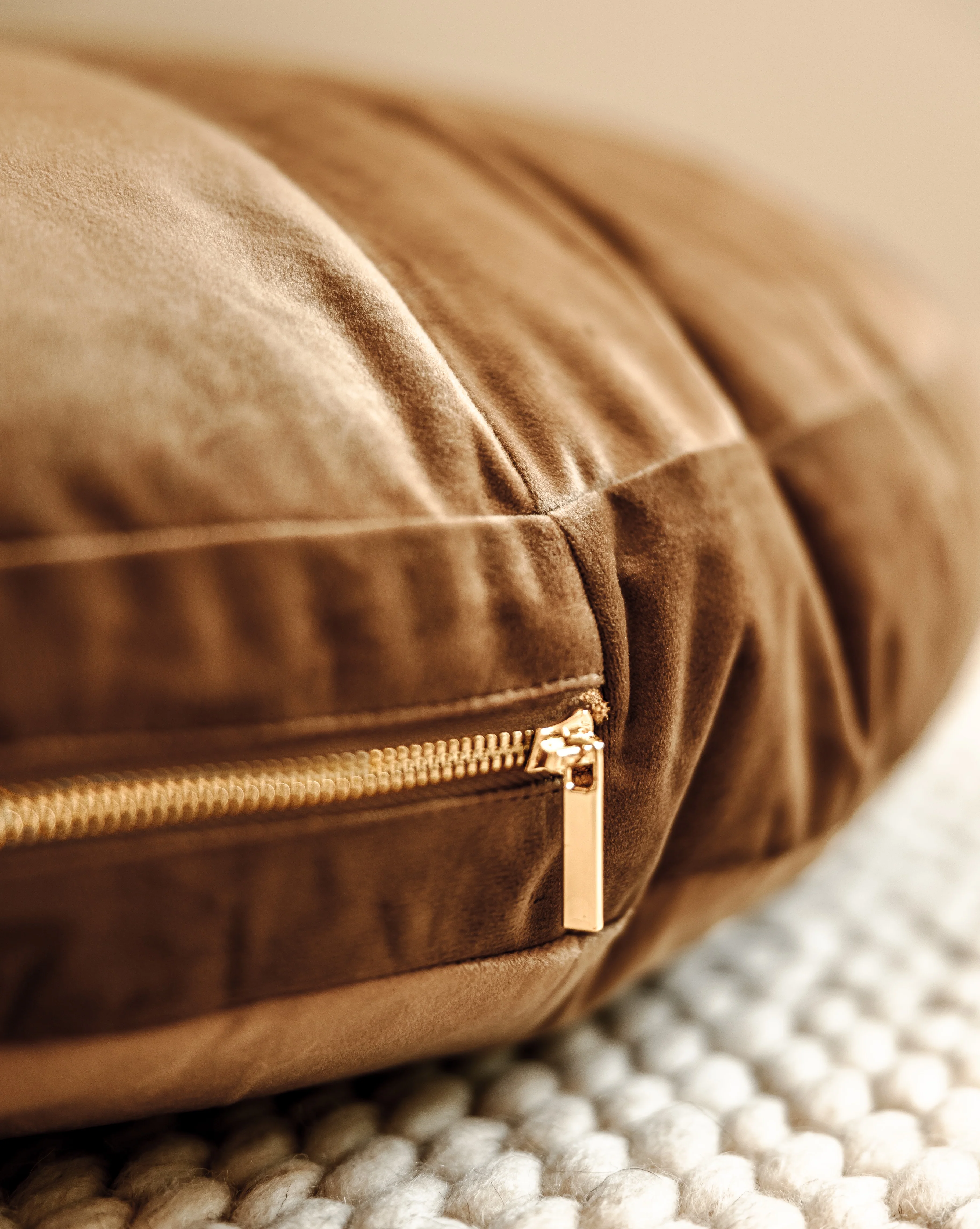Laurel Nutmeg Round Velvet Dog Bed - Image 3