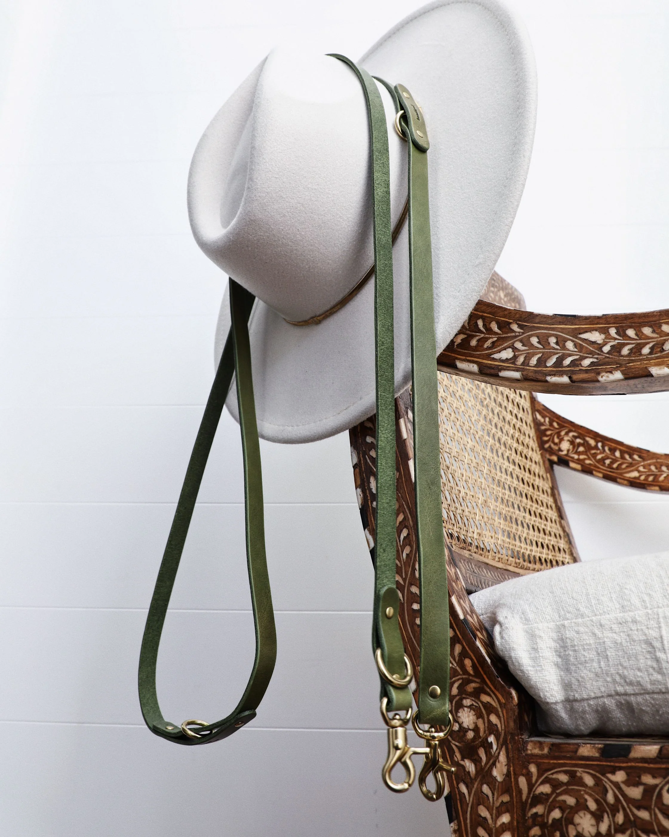 Band & Roll Crossbody Leash in Moss
