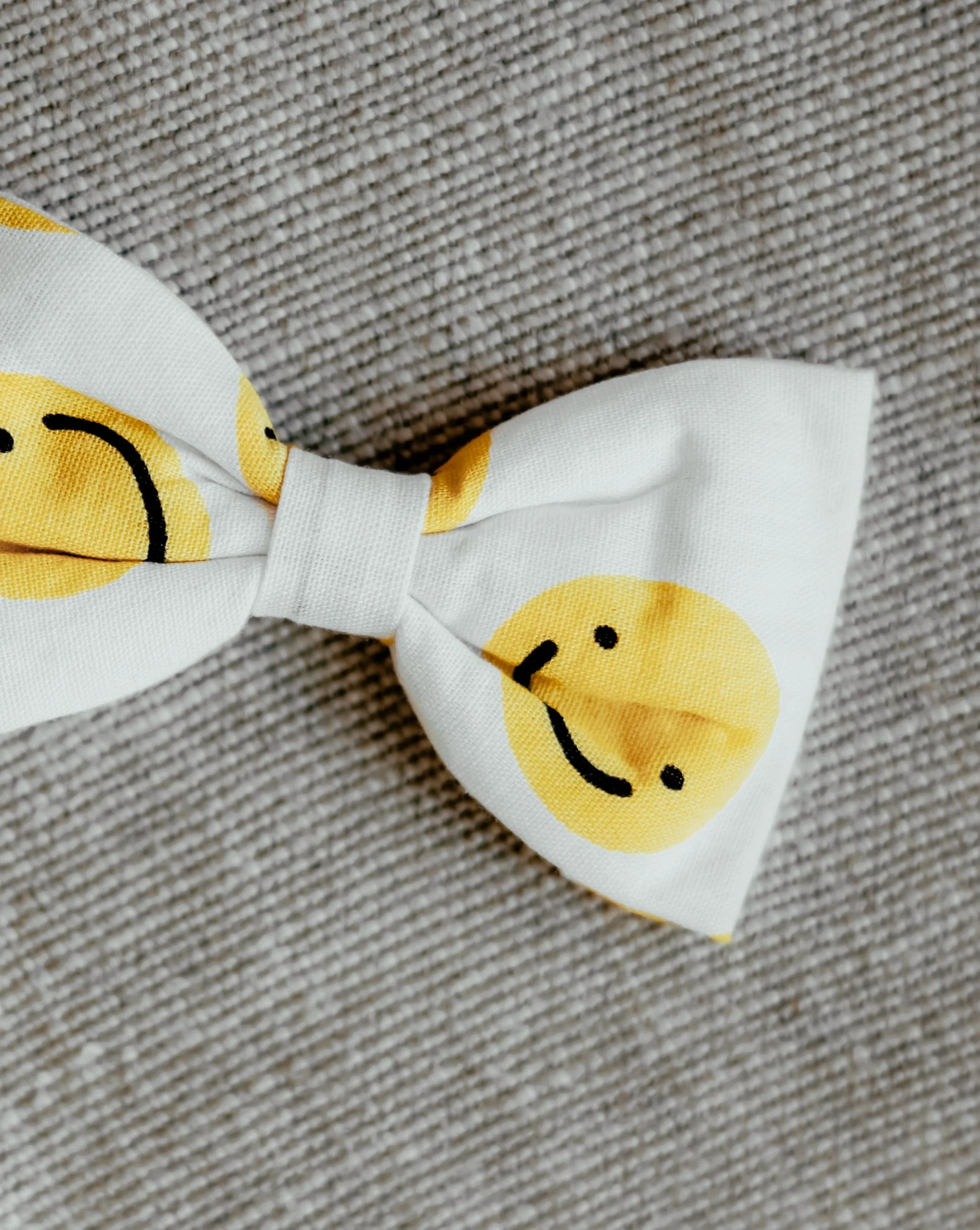 Stella Smiley Face Dog Bow Tie - Image 2