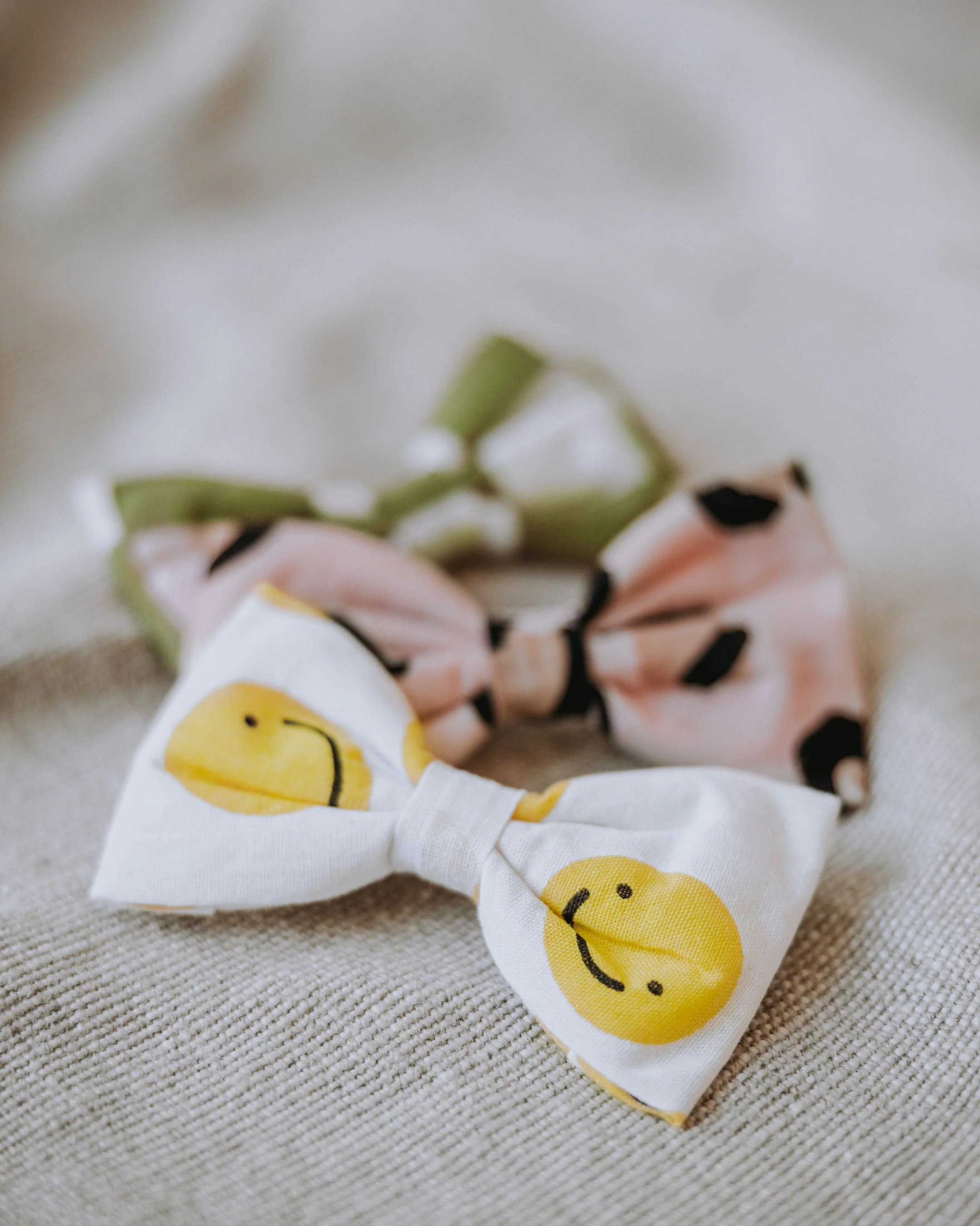 Stella Smiley Face Dog Bow Tie - Image 4