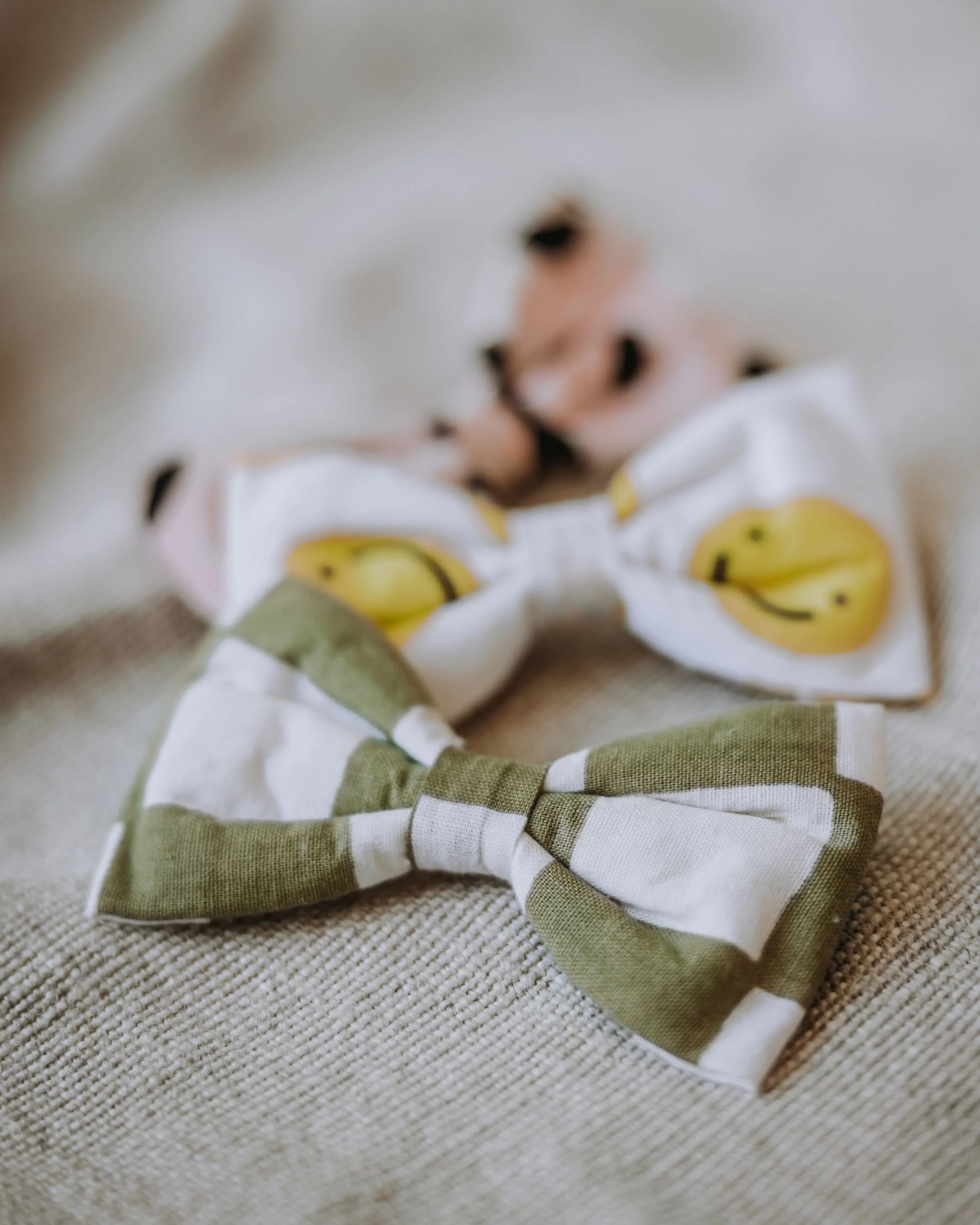 Stella Smiley Face Dog Bow Tie - Image 5